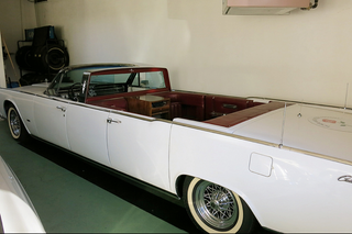 Illustration for article titled Create Your Own Motorcade with this Presidential Limo and Parade Car